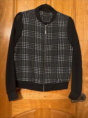 BCBG Max Azria Houndstooth Zip-Up Blouse w Sheer Sleeves Black White Size M EUC